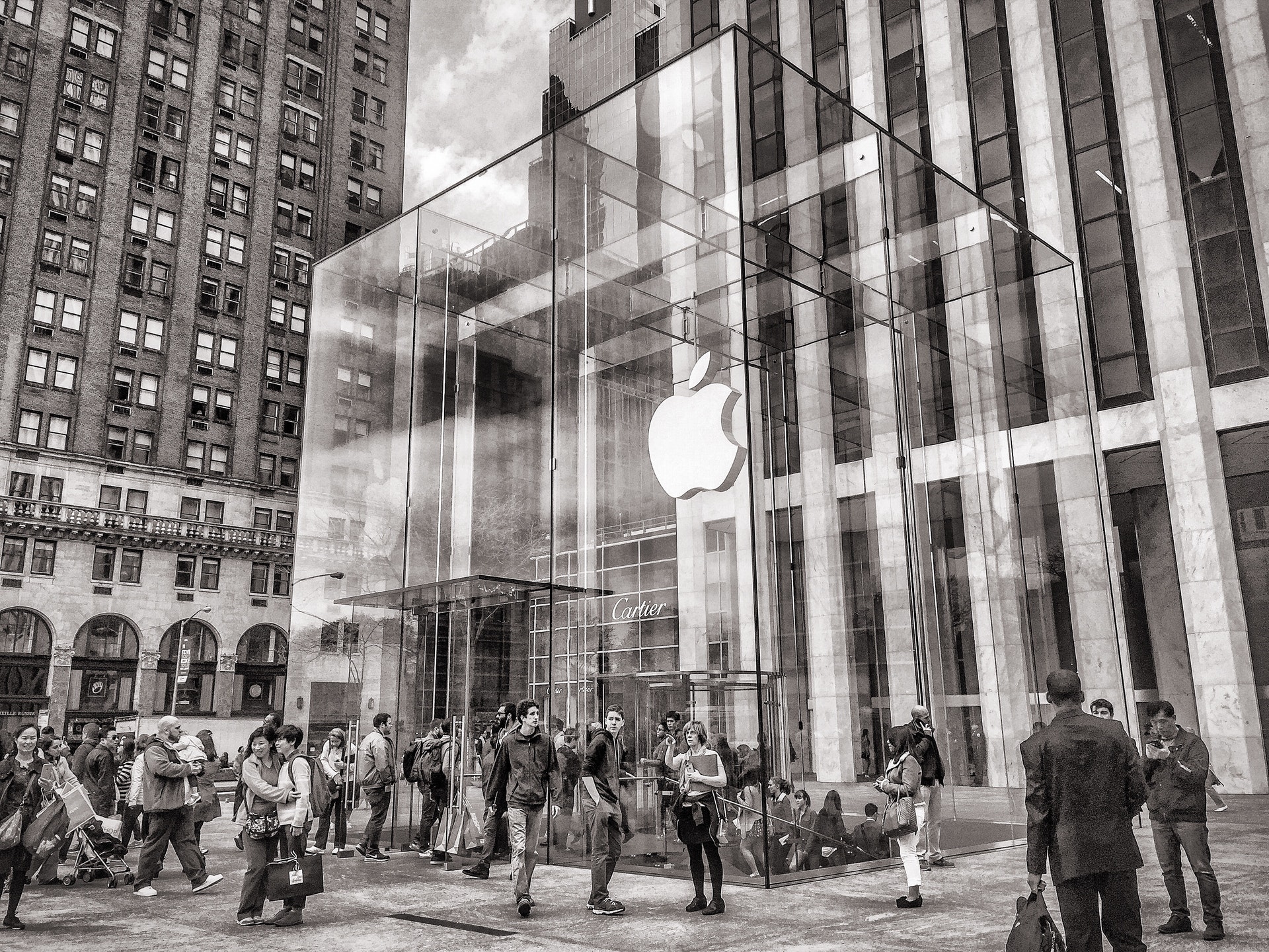 Top 5 Lessons I Learned Working at Apple Retail in the Early 2000s (Plus a tale from retail)